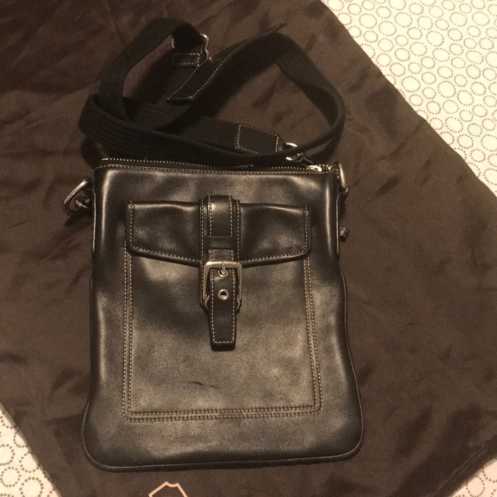 Leather crossbody with front and back pockets.